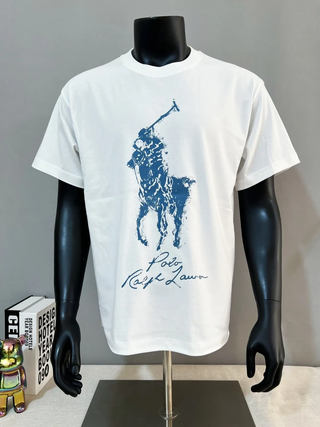 P140 Polo Ralph Lauren 2026ss spring and summer new style Equestrian Rider Nevis island printed round neck short-sleeved T-shirt; new products are available on the official website at the same time; strictly control the size of the LOGO; the color matching and color matching details are consistent with the official website; simple and fashionable style; select 240g double yarn pure cotton fabric; high specification tight threaded neckline; back body seaming and bone; pre-made high-temperature anti-shrinking process before leaving the factory; not easy to deform and shrink after washing; essential clothing for three seasons; color: black white, size XS-L (Can wear up to 200 pounds)